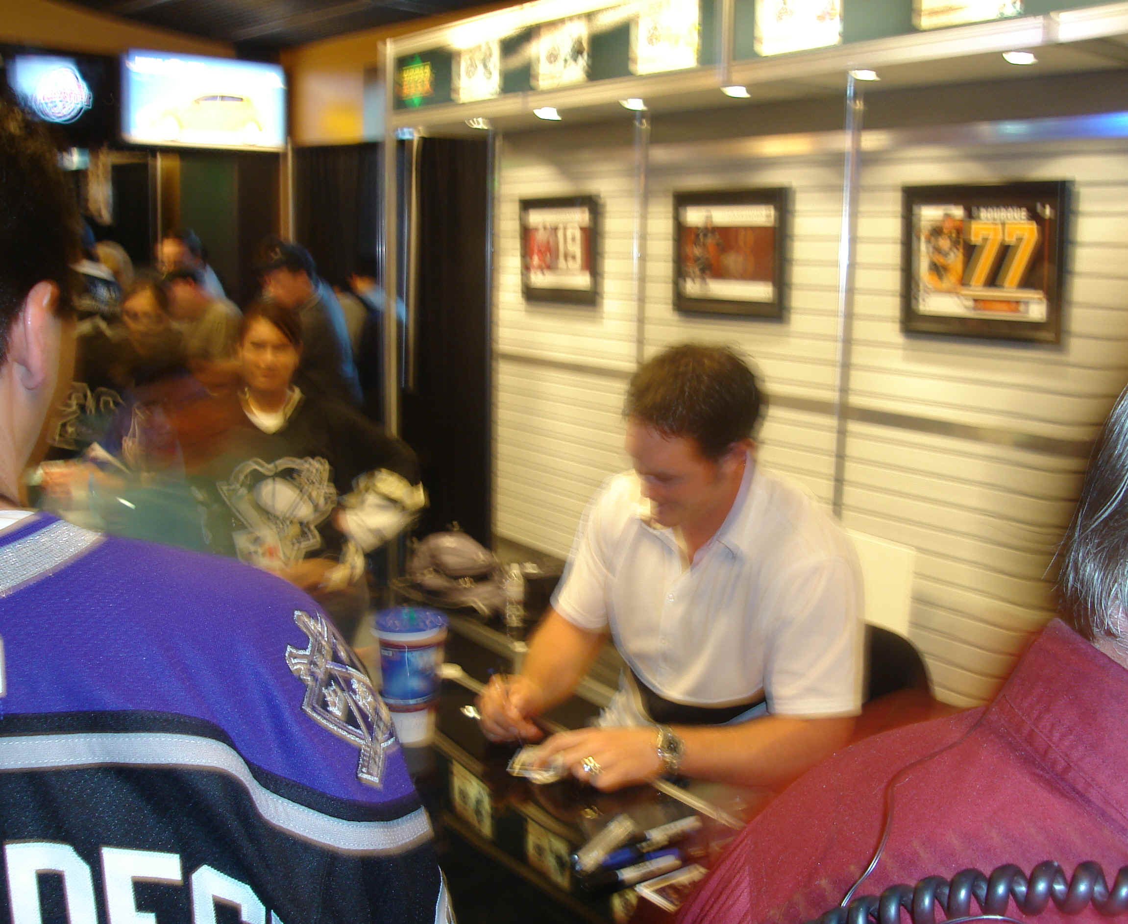 Matt Cookie autographing.JPG (2631931 bytes)